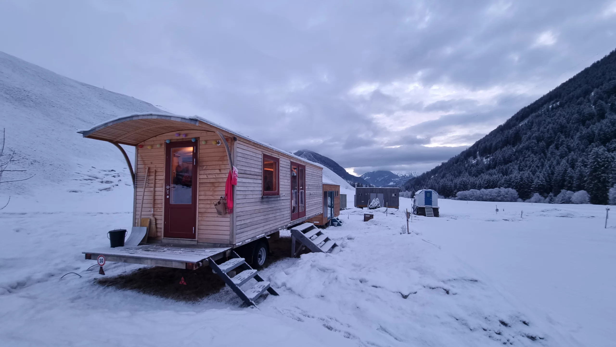 20240212_072704 https://www.campingviva.ch/tinyhomes/hobbit